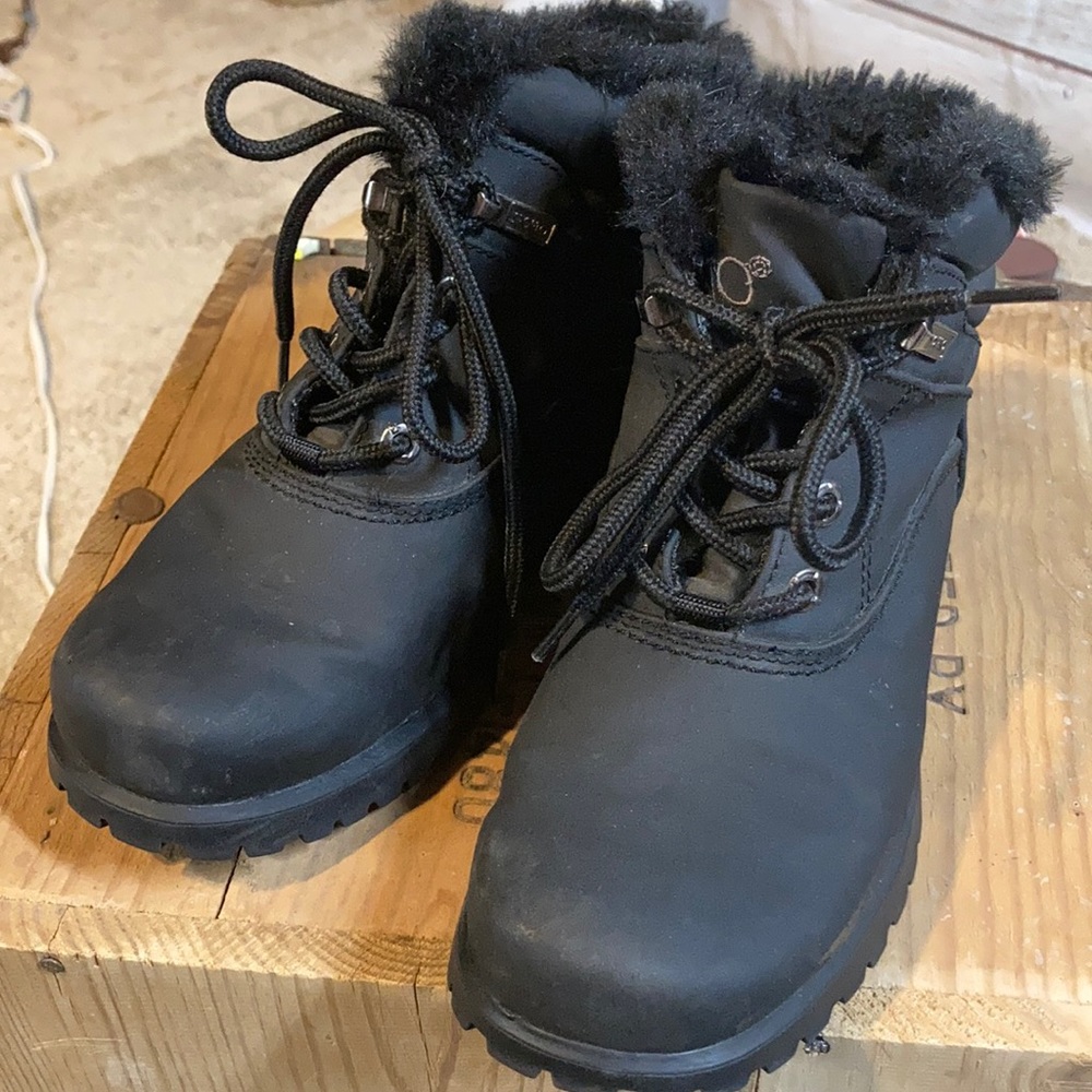 6.5 Wide woman’s Sporto black ankle boot. Faux fur lining. Excellent con…
